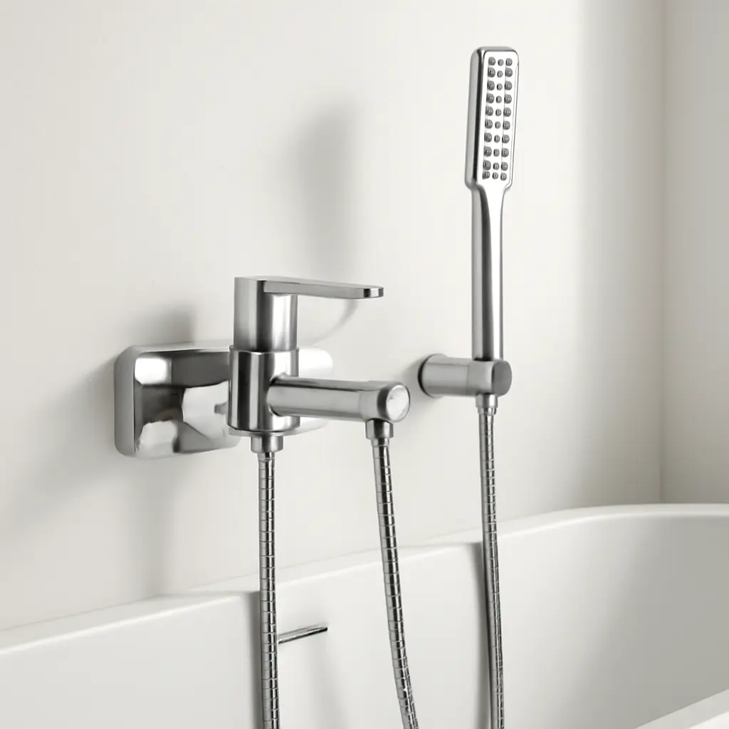 Блестящий смеситель и современная душевая лейка на фоне плитки